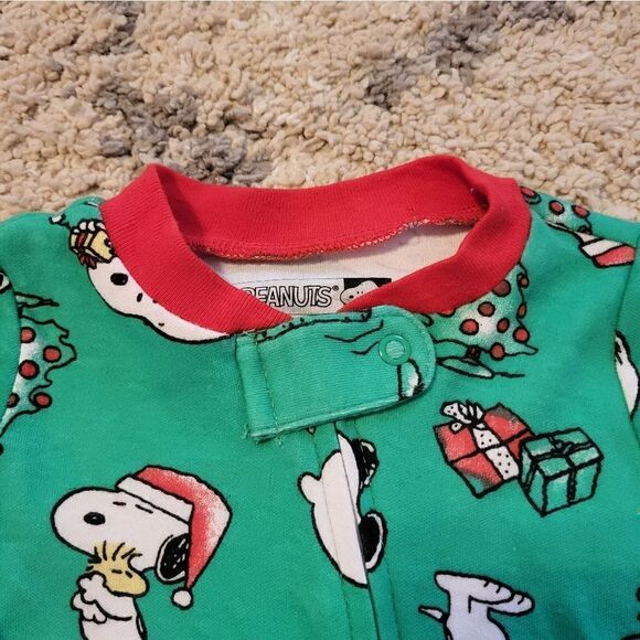 NWT 0-3months green peanuts Christmas sleeper - Picture 2 of 6